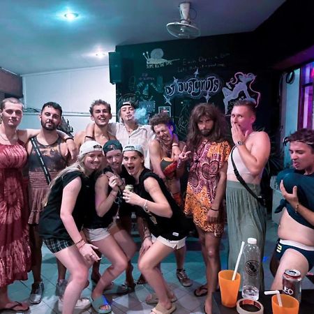 Revolution Hostel Chiang Mai Exteriör bild