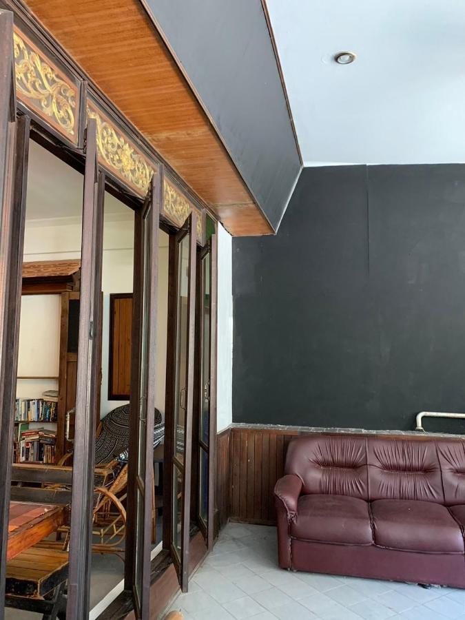 Revolution Hostel Chiang Mai Exteriör bild
